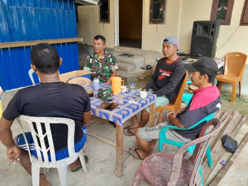 Pelda Nofiandi Babinsa Koramil 07/Reteh Laksanakan Pengawasan SDM untuk Meningkatkan Silaturahmi dengan Masyarakat