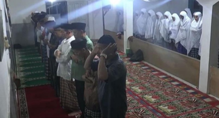Jamaah Tarekat Naqsabandiyah di Padang Gelar Salat Idul Fitri 1441 Hijriah Hari Ini