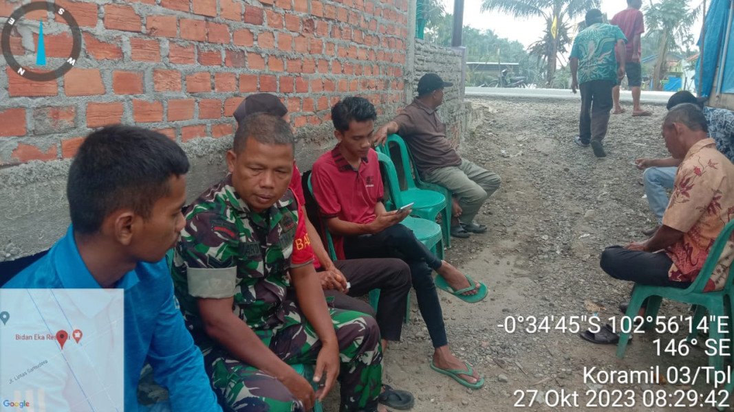 Efektifkan Komsos Dengan Tomas, Babinsa 03/Tpl Kodim 0314/Inhil Mendatangi Acara Hajatan di Desa Binaannya