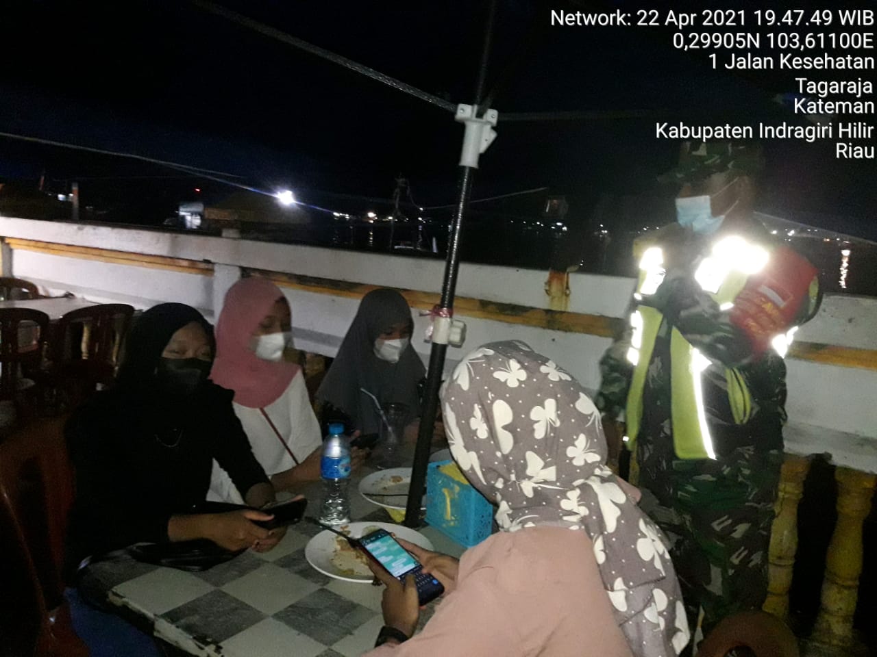Rutin Malam Hari, Personil Koramil 06/Kateman Lakukan Gakplin di Pasar Sungai Guntung