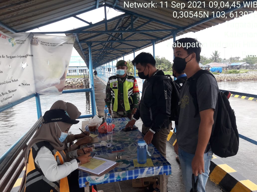 Personel Koramil 06/Kateman Terus Lakukan Penjagaan Disiplin Protokes di Pelabuhan HK