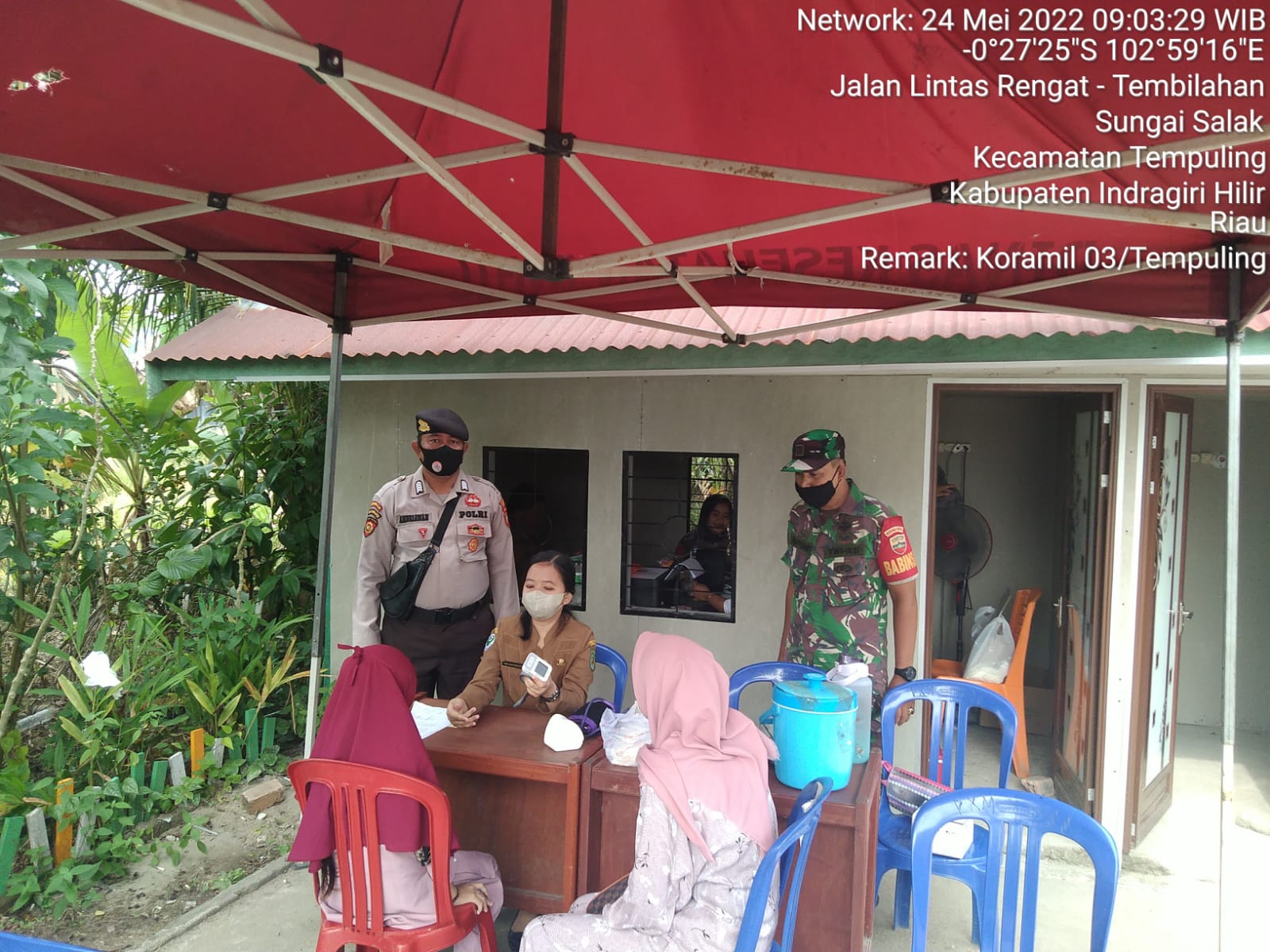 Sinergi dengan Bhabinkamtibmas, Anggota Koramil 03/Tempuling Aktif Pantau dan Amankan Vaksinasi