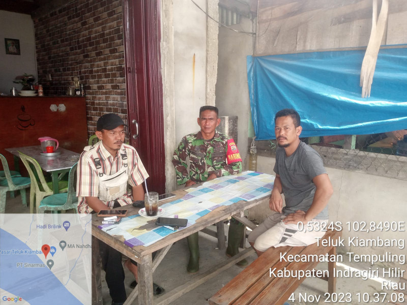 Komsos Dengan Ketua RT, Babinsa 03/Tpl Eratkan Silahturahmi dan Jaga Hubungan Baik