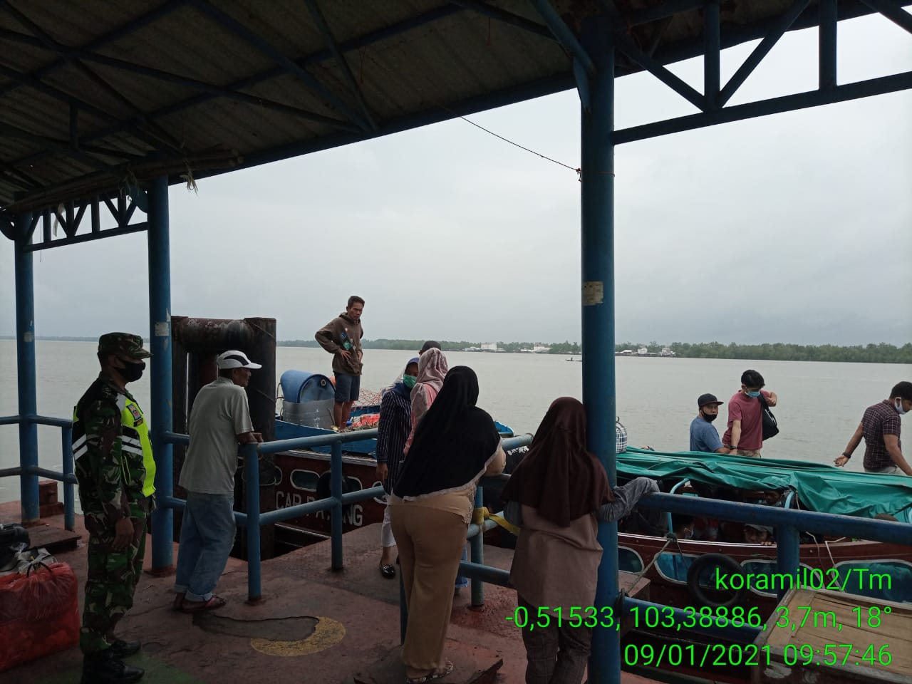 Babinsa Koramil 02/Tanah Merah Terus Kawal Penegakan Protkes di Pelabuhan Kuala Enok