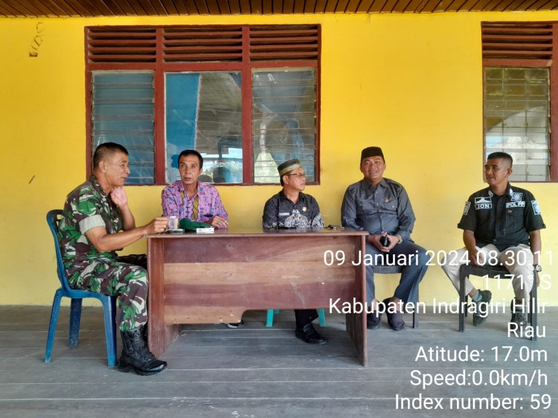 Babinsa Koramil 07/Reteh Gelar Komsos dengan Pemerintah  Sungai Batang