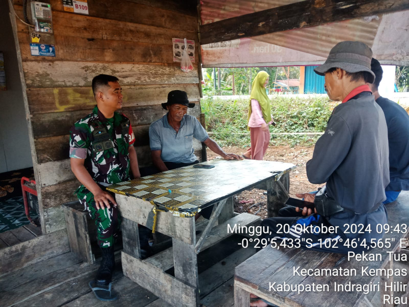 Babinsa Koramil 03/Tpl Serda Riko Saputra Himbau dan Ajak Warga Ciptakan Pemilu Damai Dan Netralitas TNI