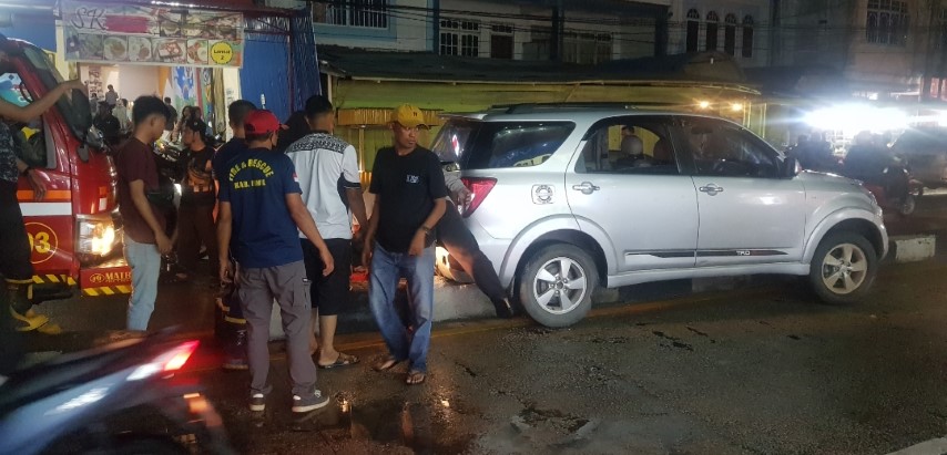 Turun Dari Jembatan, Mobil di Inhil Ini 'Panjat' Pembatas Jalan