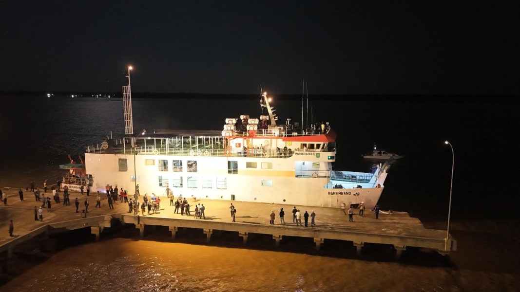 Gubernur Riau Berikan Kapal Roro KMP Barembang untuk Kampung Halaman, Bupati Inhil Ucapkan Terimakasih