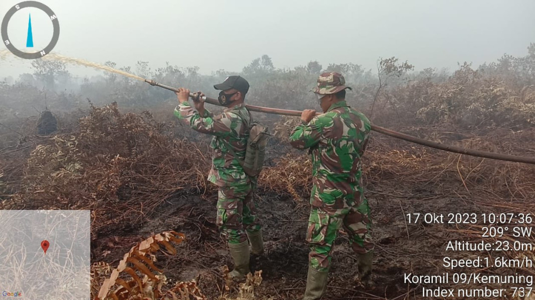 Babinsa Koramil 09/Kmg Turun Lakukan Proses Pemadaman dan Pendinginan Di Wilayah Desa Pancur
