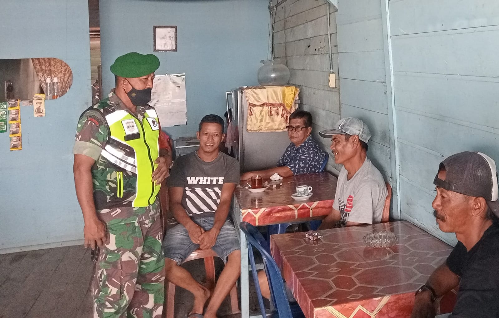 Tegakkan Disiplin Prokes di Pelabuhan Kelurahan Sapat Oleh Anggota Koramil 04/Kuindra