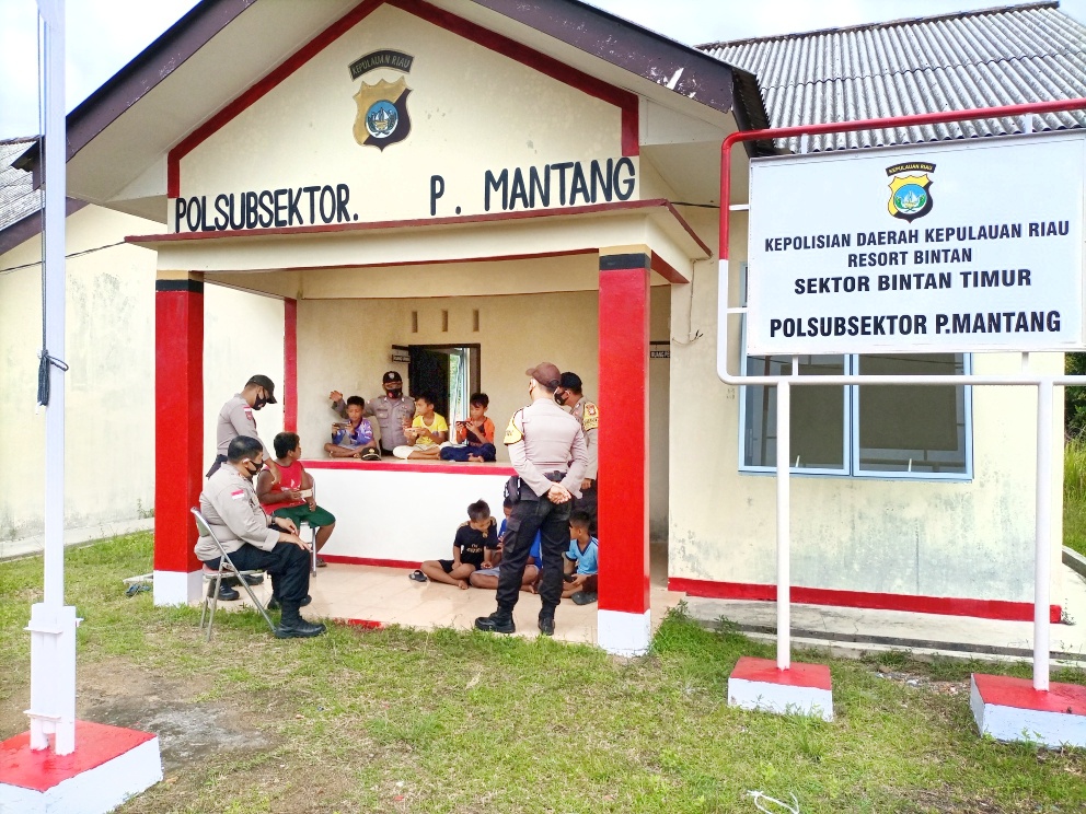 Kapolsek Bintan Timur 'Hibahkan' Rumah Dinas dan Kantornya Jadi Tempat Belajar Anak-anak SD Kapolsek Bintan Timur 'Hibahkan' Rumah Dinas dan Kantornya Jadi Tempat Belajar Anak-anak SD