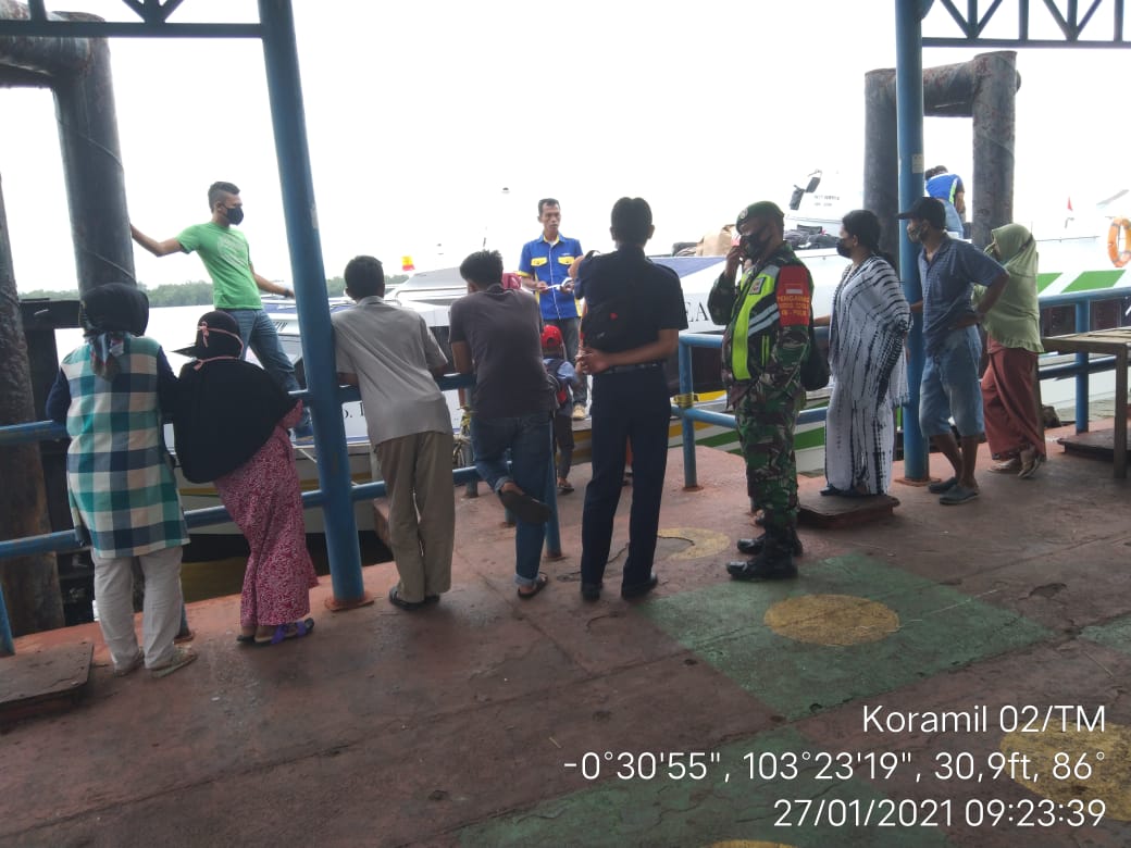 Di Pelabuhan Kuala Enok, Koramil 02/Tanah Merah dan Satgas Terus Tegakkan Protkes