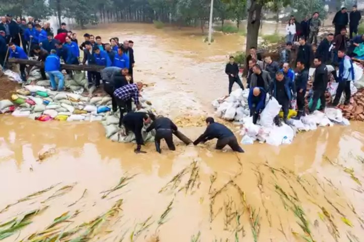 Hujan Deras Picu Banjir di China, 15 Tewas dan Ratusan Ribu Mengungsi
