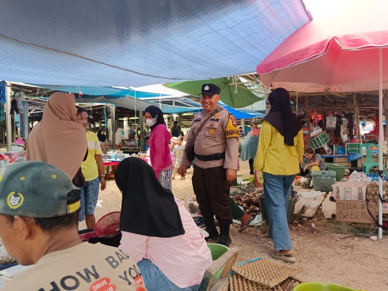 Personil Polsek Kemuning Lakukan Patroli Pasar, Antisipasi Gangguan Kamtibmas dan Peredaran Uang Palsu