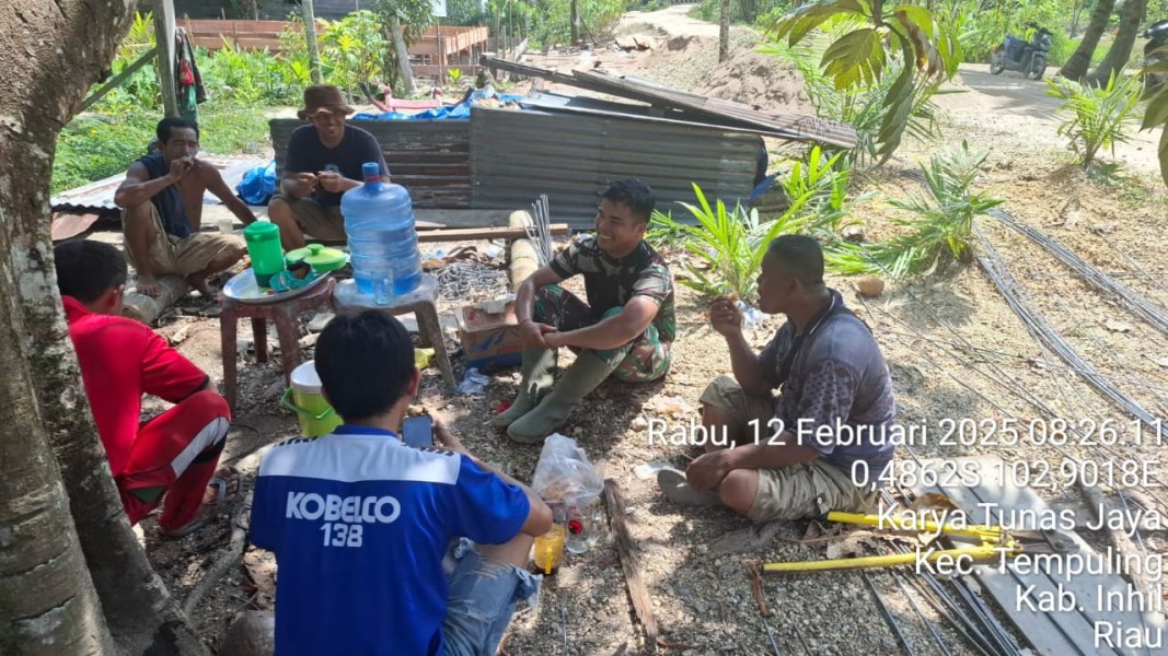 Di Sela Istirahat Goro Rehab RTLH, Babinsa Koramil 03/Tpl Lakukan Komsos dengan Warga