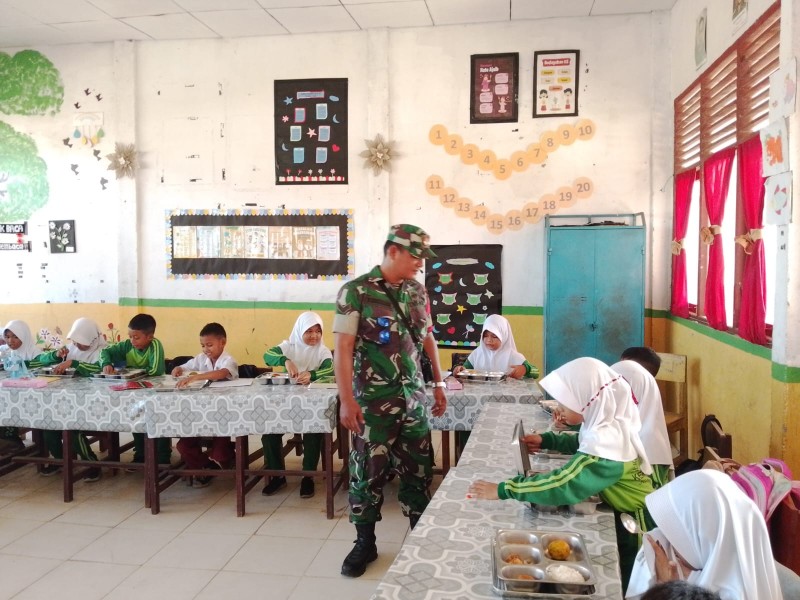 Sertu Pardamaean Siregar Kawal Pemberian Makan Bergizi Gratis: Bukti Nyata TNI Hadir untuk Generasi Sehat Inhil