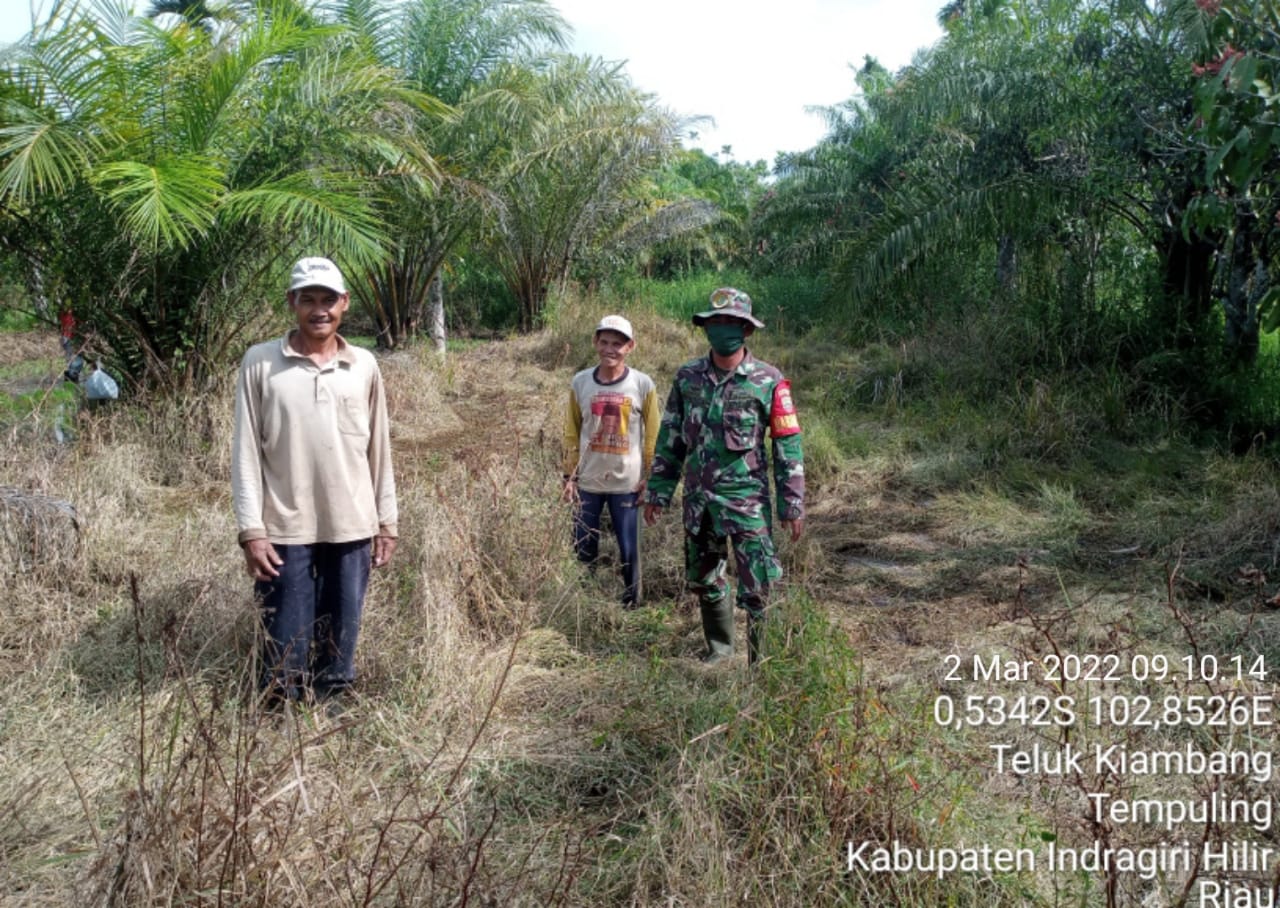 Babinsa Koramil 03/Tempuling Bersama Masyarakat Aktif Lakukan Patroli Desa Rawan Karlahut