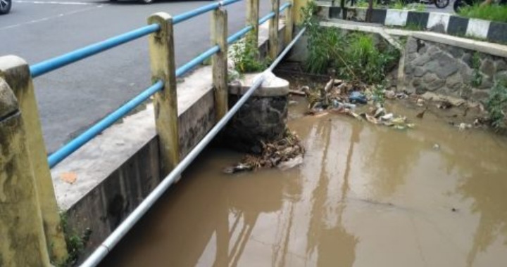 Nekad Bakar Diri Namun Tak Tahan Panasnya Api, Pria Ini Terjun ke Parit