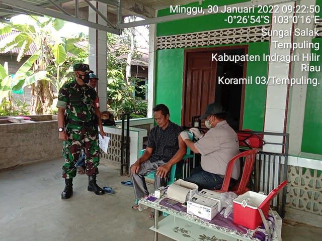 Babinsa 03/Tempuling Dampingi Warga Untuk Vaksinasi Dosis  II