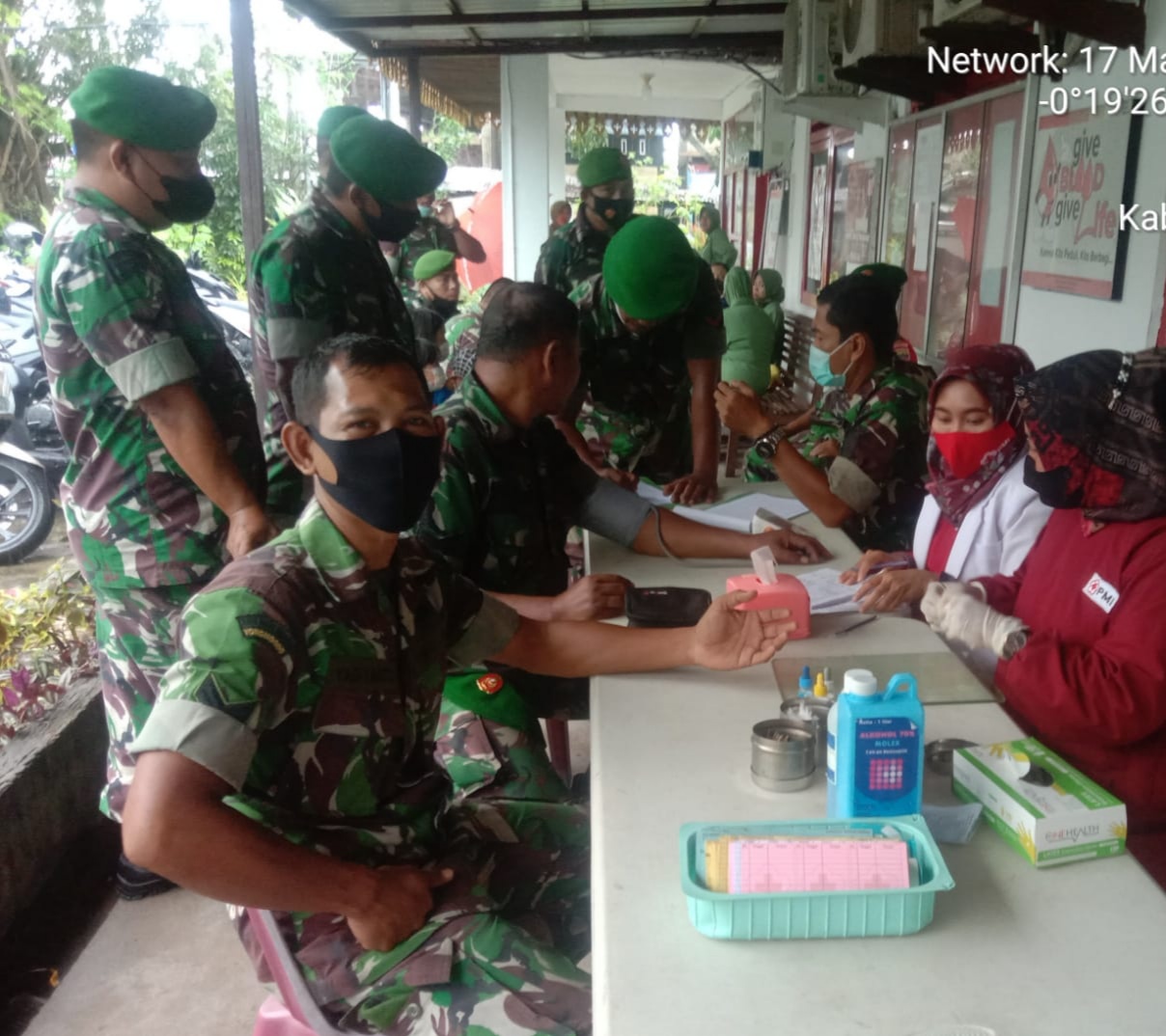 Babinsa Gelar Kegiatan Donor Darah di Kantor PMI Tembilahan