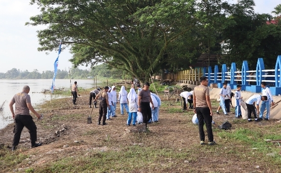 Polres Inhu Gelar Bersih Sampah Serentak Bentuk Kepedulian Lingkungan