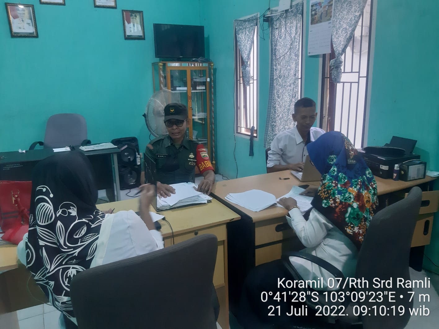 Bangun Sinergitas, Serda Ramli Aktif Laksanakan Komsos Bersama Staf Desa Pulau Kecil