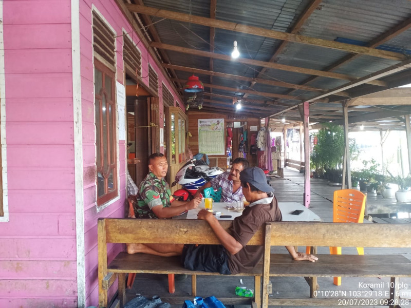 Babinsa Koramil 10/Pelangiran Terus Memantau Perkembangan Kondisi Di Wilayah Guna Jalin Kedekatan