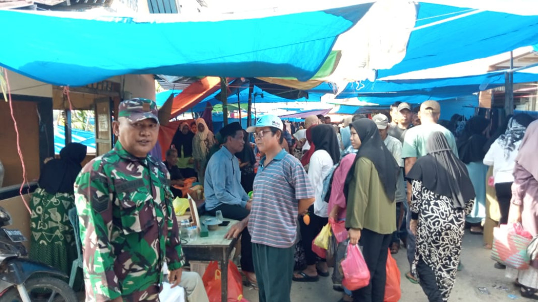 Babinsa Koramil 05/Gas Serma Tota Sambang dan Patroli Pasar mingguan Di Kuala Lahang