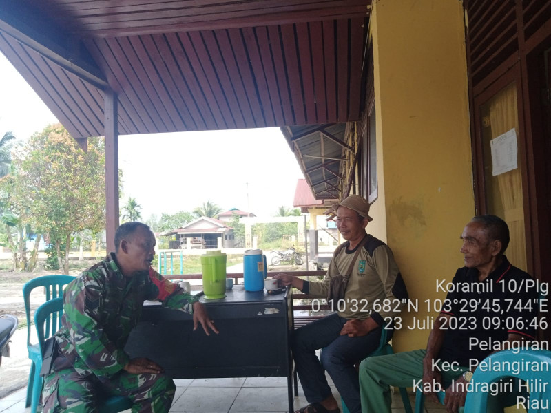 Lakukan Komsos, Babinsa Koramil 10/Pelangiran Ajak Masyarakat Untuk Membahas Pelaksanaan MTQ Tingkat Kecamatan