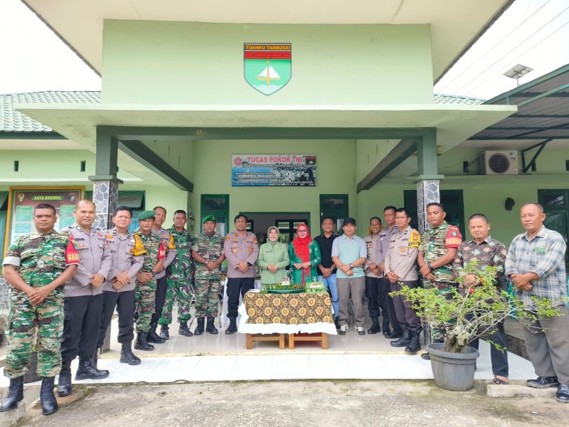 HUT TNI ke-80, Polsek dan Camat Kemuning Berikan Kejutan untuk Koramil 09/Kemuning