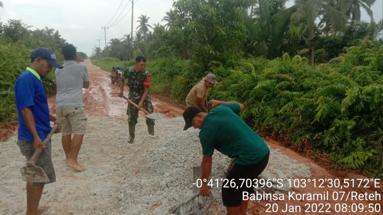 Babinsa Koramil 07/Reteh Goro Timbun Jalan di Sungai Batang