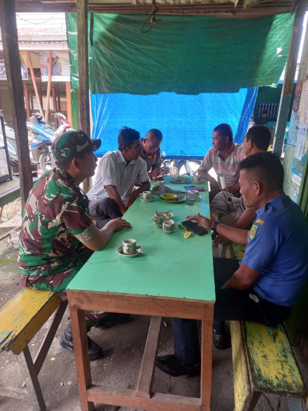 Babinsa Koramil 05/Gas Laksanakan Giat Komsos Bersama Warga kelurahan Sungai Empat