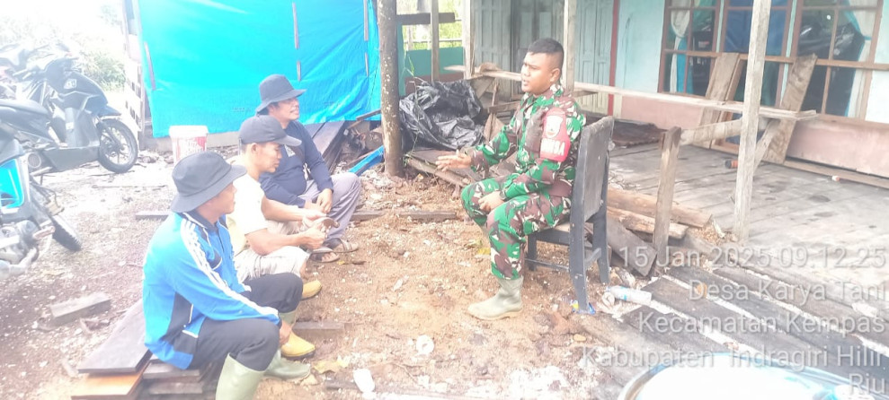 Babinsa Koramil 03/Tempuling Laksanakan Komsos Dengan Tokoh Pemuda Karya Tani