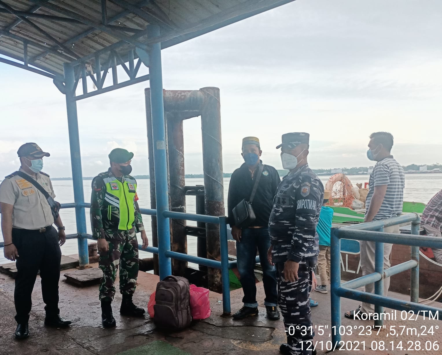 Koramil 02/Tanah Merah dan TNI AL serta Satgas Tetap Himbau Protkes di Pelabuhan