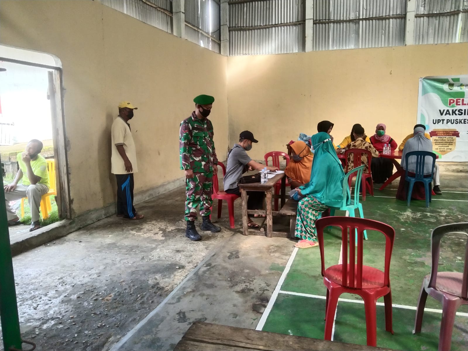 Babinsa Koramil 04/Kuindra Pantau Vaksinasi di Kampung Baru