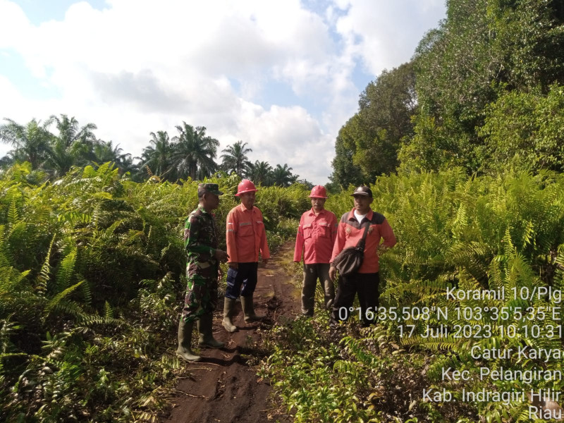 Dengan Cuaca Terik, Babinsa Koramil 10/Pelangiran Terus Semangat Lakukan Patroli Karlahut