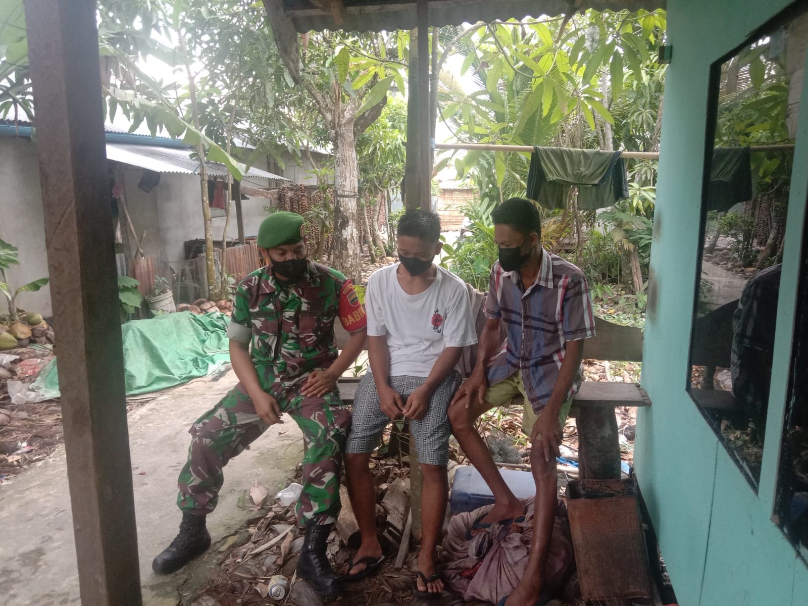 Babinsa Koramil 04/Kuindra Rutin Lakukan Komsos Bersama Warga Desa Tanjung Melayu