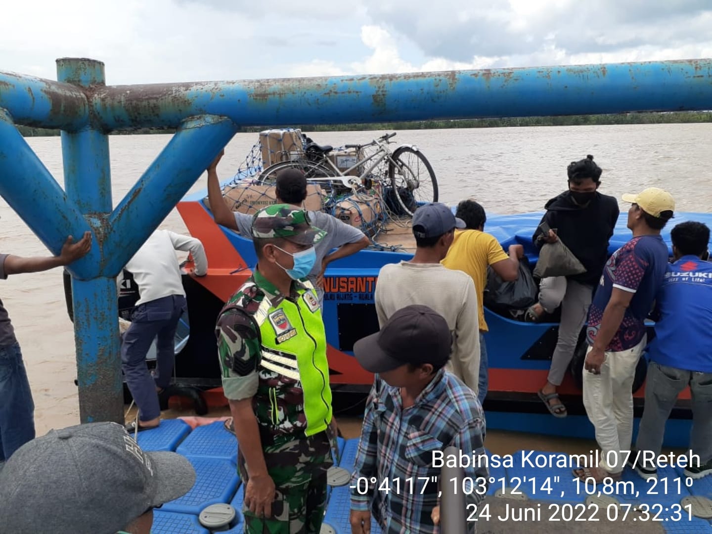 Babinsa Koramil 07/Reteh Penegakan Posko Penegakan Disiplin prokes di Pelabuhan LKMD