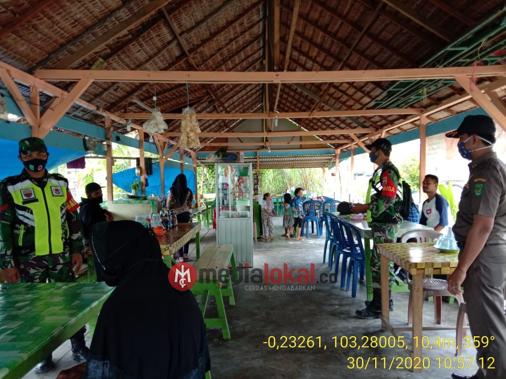 Satgas Bersama Personil Koramil 12/Batang Tuaka Sosialisasikan Protkes