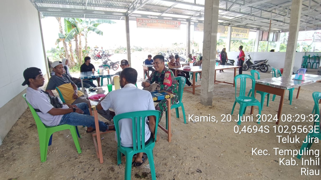 Komsos Di Warung Sarapan Pagi, Salah Satu Cara Babinsa 03/Tpl Menyampaikan Perkembangan Saat Ini Pada Warga Binaan