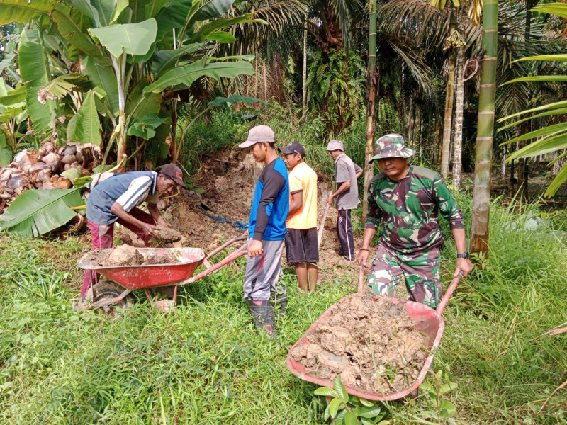 Babinsa Koramil 09/Kemuning Gelar Gotong Royong, Perbaiki Jalan Perkebunan di Desa Talang Jangkang