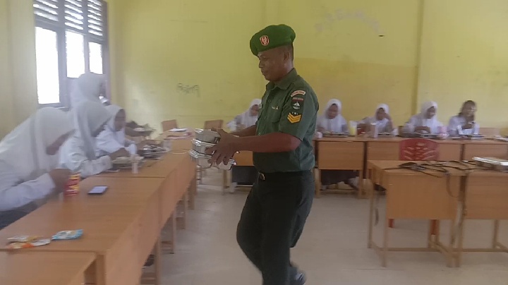 Babinsa Koramil 09/Kmg Pastikan Penyaluran MBG Berjalan Dengan Lancar