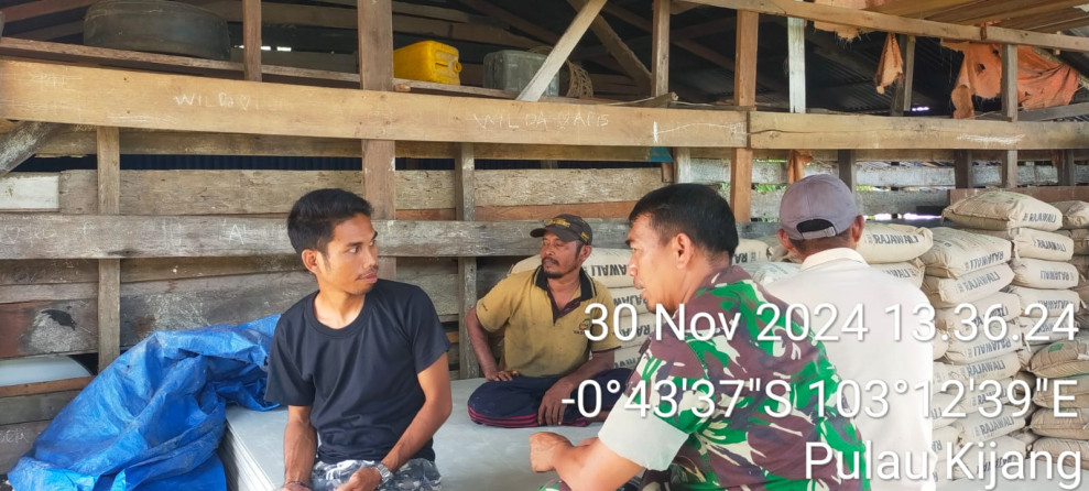 Babinsa Koramil 07/Reteh Gelar Komsos Untuk Berikan Motivasi Masyarakat Jaga Keamanan dan Ketertiban