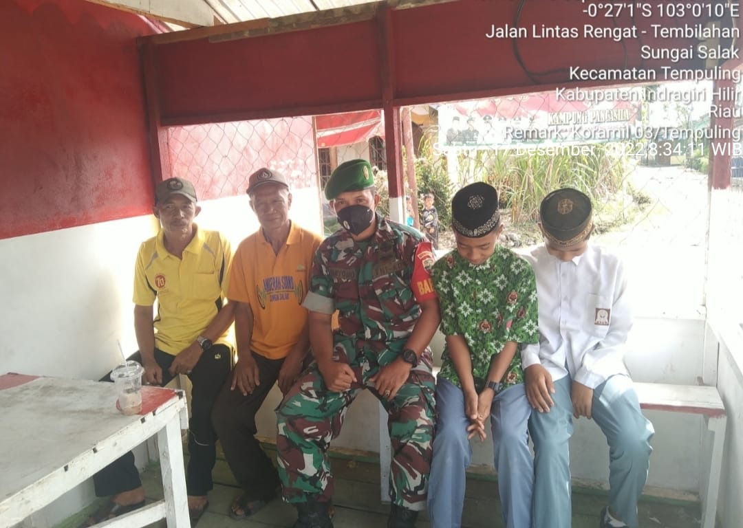 Sambangi Pos Kamling, Babinsa Koramil 03/Tpl Komsos Dengan Tomas