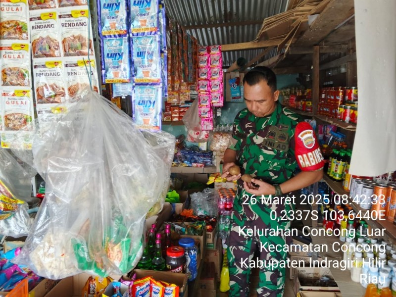 Babinsa Koramil 04/Kuindra Berpesan kepada Pedagang agar Harga Sembako Tetap Stabil