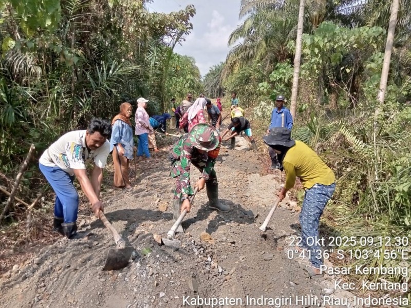 Kegiatan Goro: Babinsa Koramil 09/Kemuning Pererat Hubungan dengan Masyarakat