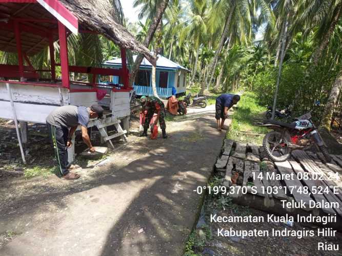 Babinsa Koramil 04/Kuindra Lakukan Goro Untuk Pembersihan Sekitar Pos