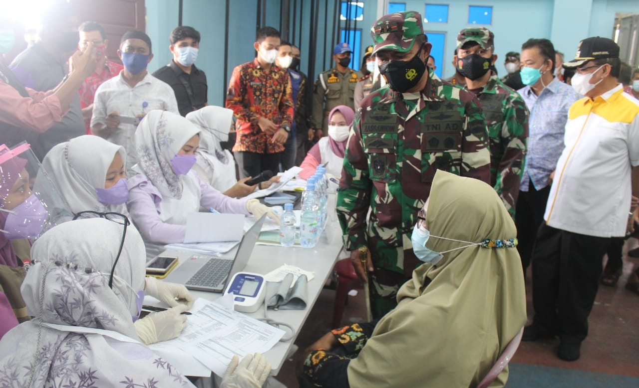 Didampingi Danrem, Mayjen TNI Hassanudin Tinjau Vaksinasi Lansia di Tembilahan