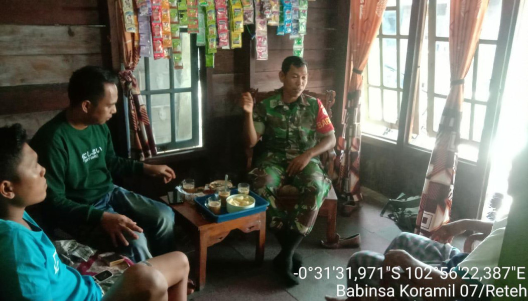 Wujudkan Pembangunan Desa, Babinsa Serka Yadi Yanto Giat Lakukan Komsos Dengan Warga Setempat