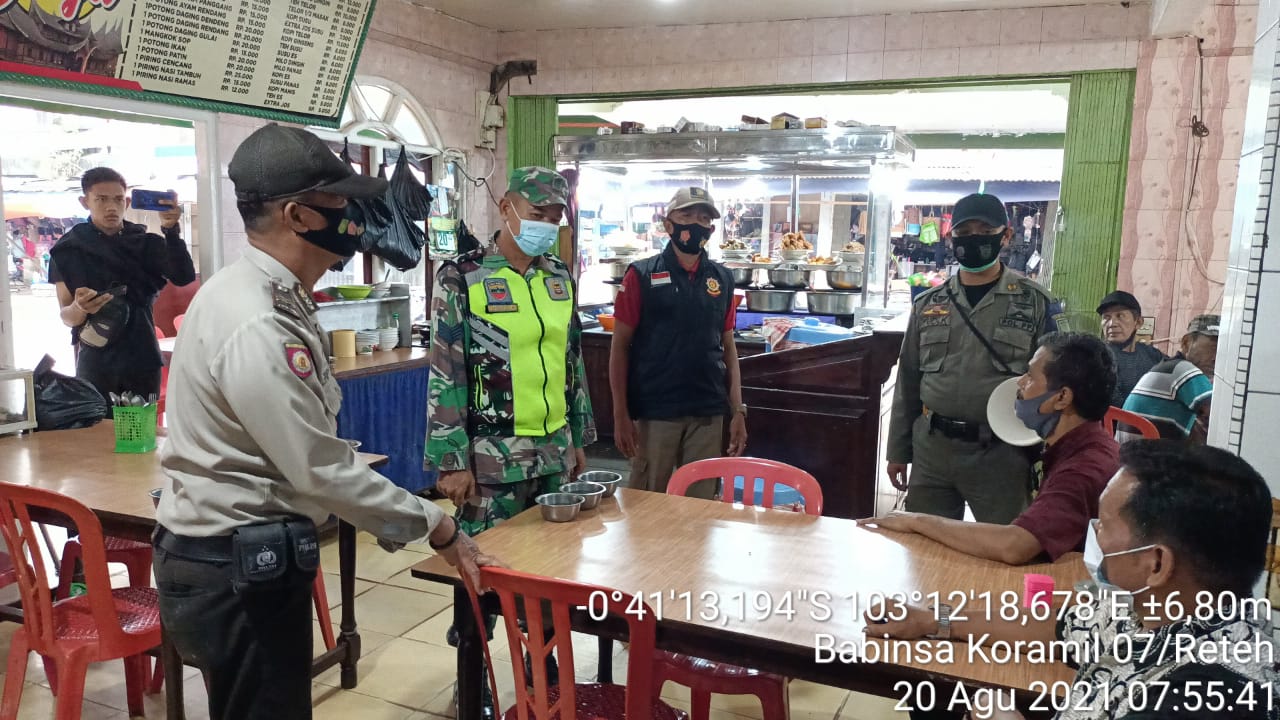 Babinsa dan Bhabinkamtibmas dan Satpol PP Bersinergi Tegakkan Protkes di Reteh
